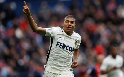 天行电竞动态-内马尔训练中一丝不苟